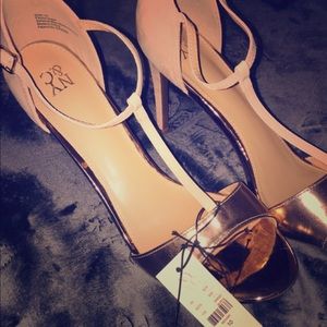 Size 10 women’s heels.